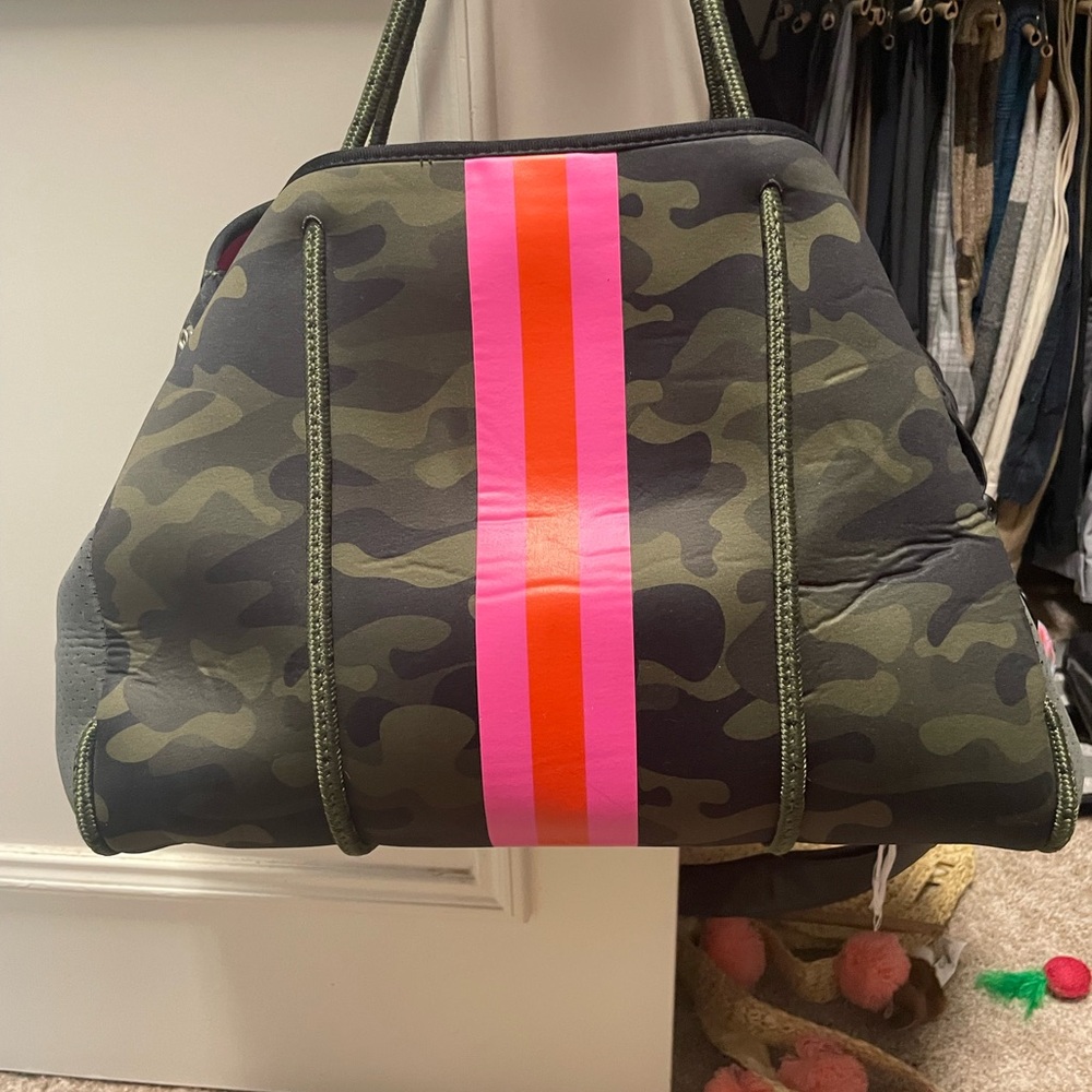 Greyson Showoff | Neoprene Tote Beach 🏝️ - Picture 6 of 13